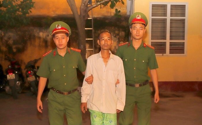 Con nghiện giả vờ đi xe ôm, dùng dao cứa cổ tài xế cướp xe