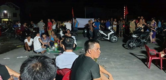 Công ty nấu nhựa ở Hải Phòng xả thải ra môi trường, dân lập chốt chặn phản đối