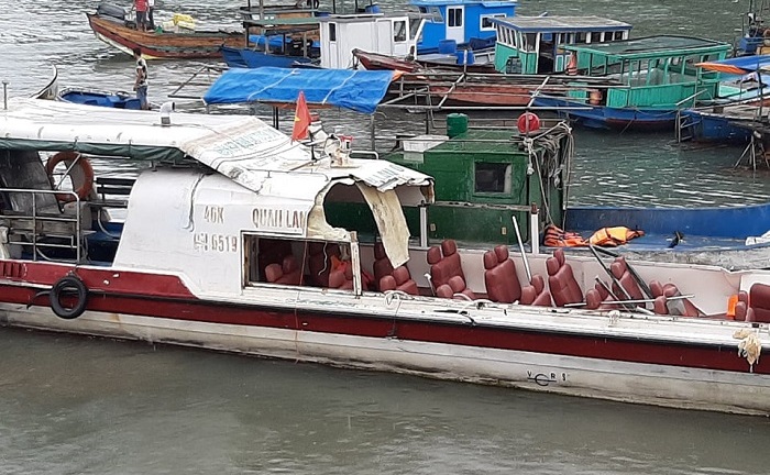 Tàu cá tông trúng tàu du lịch ở Quảng Ninh, hàng chục du khách hoảng loạn