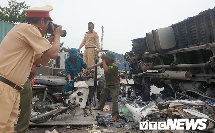 Xe tải lật đè chết người chờ sang đường ở Hải Dương: Hai vợ chồng vừa xuống đi làm công nhân thì gặp nạn