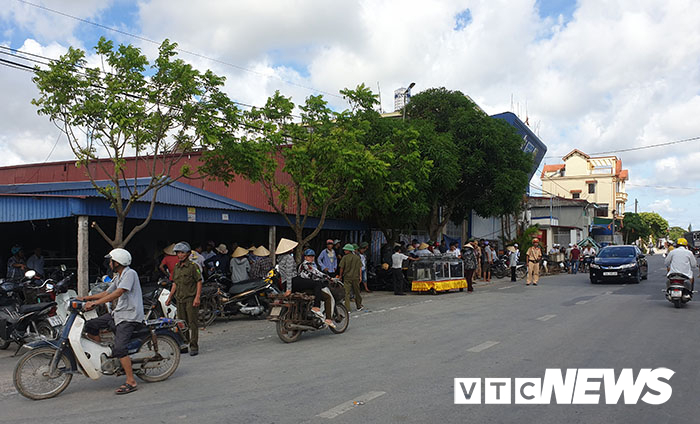 Ảnh: Công an bảo vệ nghiêm ngặt hiện trường vụ hai vợ chồng chết bất thường tại Hải Phòng