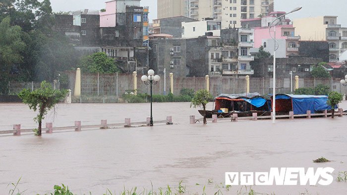 Lũ cuồn cuộn đổ về sông Ka Long: Hàng loạt tuyến đường ở TP Móng Cái ngập sâu