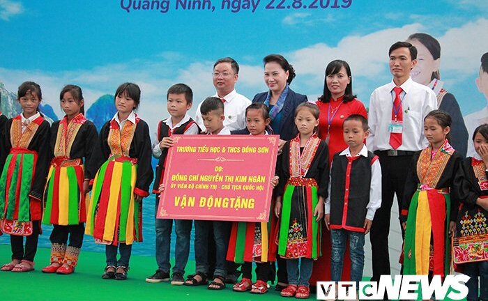 Chủ tịch Quốc hội trao tặng trường học mới cho trẻ em đồng bào dân tộc ở Quảng Ninh