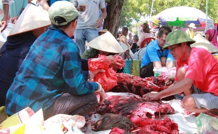 Trong sân trâu đang chọi, ngoài sân ‘ông trâu’ thua trận đã bị xẻ thịt