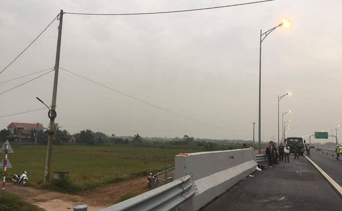 Đi bộ trên cao tốc Hạ Long – Hải Phòng, người đàn ông bị ô tô tông thiệt mạng