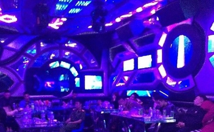 Hàng chục dân chơi đang 'bay lắc' trong động khi cảnh sát đột kích