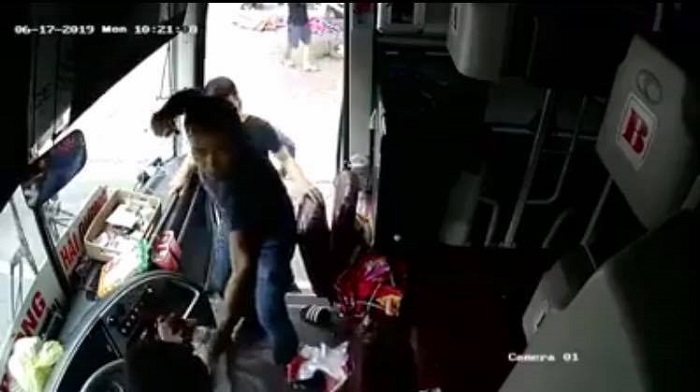 Clip: Côn đồ lộng hành tấn công tài xế và phụ xe khách tuyến Hải Phòng - Vinh