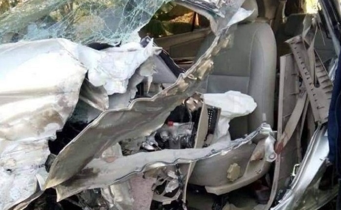 Xe tải và Innova đâm trực diện, ba người bị thương nặng