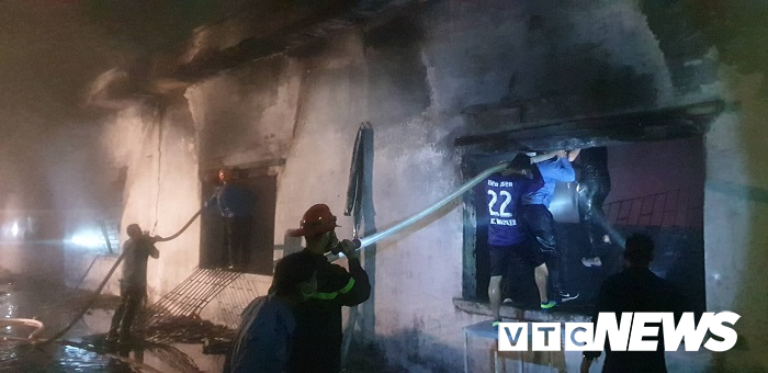 Ảnh: Hàng trăm cảnh sát PCCC căng mình trong đêm dập đám cháy kho chứa đế giày ở Hải Phòng