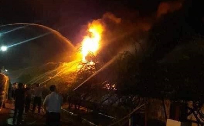 Ngọn lửa bùng phát dữ dội tại kho chứa đế giày ở Hải Phòng