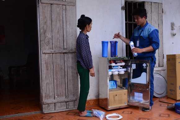 Tặng máy lọc nước cho’ làng ung thư’ ở Nghệ An