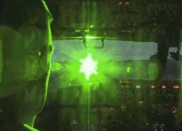 Chiếu tia laser trong vùng máy bay cất, hạ cánh: Uy hiếp nghiêm trọng an toàn bay