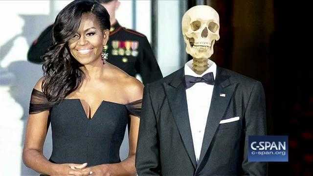 Clip: Tổng thống Obama ví mình già nua như bộ xương bên vợ