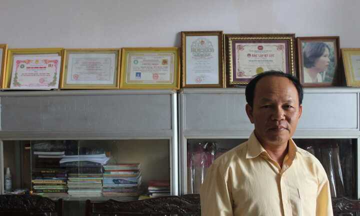 Người đàn ông có biệt tài ăn ớt như khoai