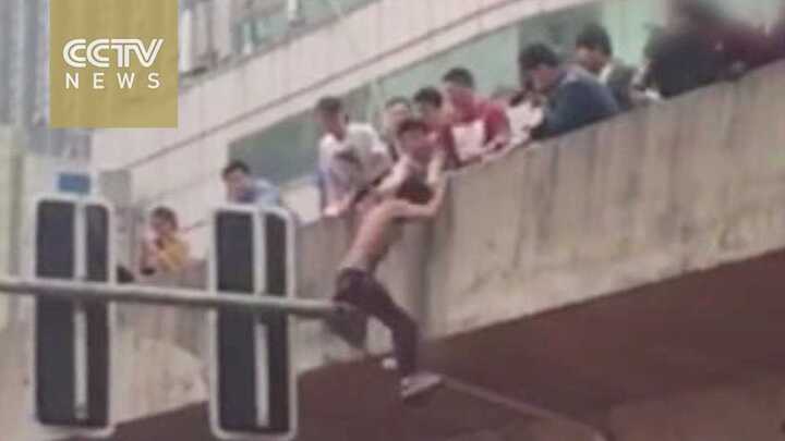 Clip: Đám đông nhiệt tình giúp đỡ người định tự tử và cái kết ‘cạn lời’