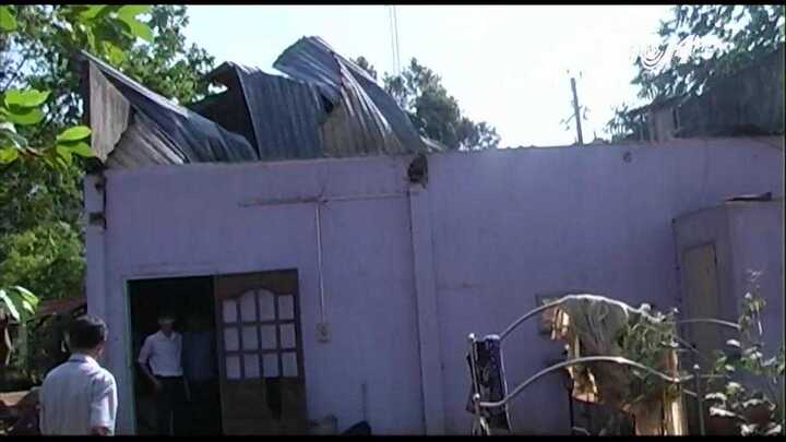 Clip: Lốc xoáy cuốn phăng hàng loạt mái nhà ở các tỉnh miền Nam