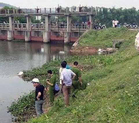 Khởi tố vụ án chị đánh em trai rơi xuống đập