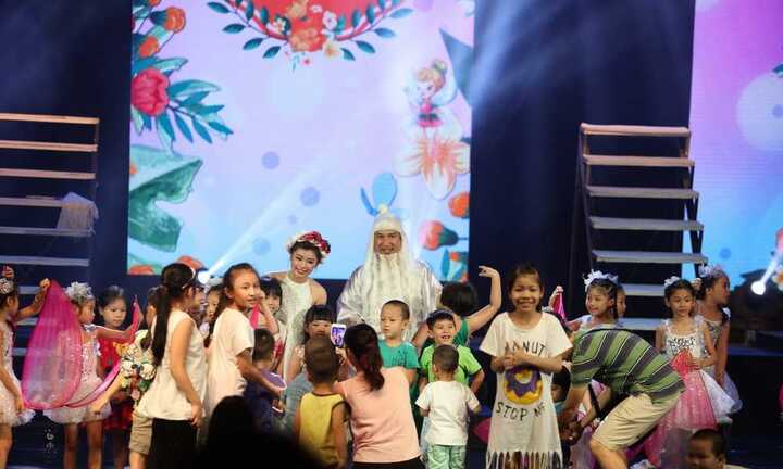 Quang Thắng bị hàng trăm khán giả nhí 'bao vây' sau đêm diễn