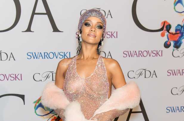 Váy trong suốt 'mặc như không' đã thống lĩnh thảm đỏ thế nào?