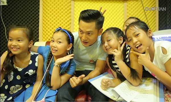 Đức Tuấn thực hiện 'quà độc' dành tặng cho các bé thiếu nhi