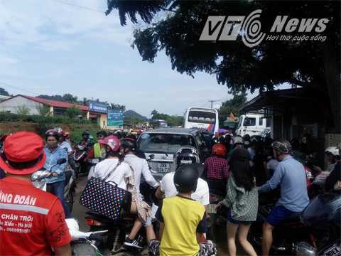 Video: Chen lấn, nhích từng centimet đường lên Lễ hội hái mận Mộc Châu