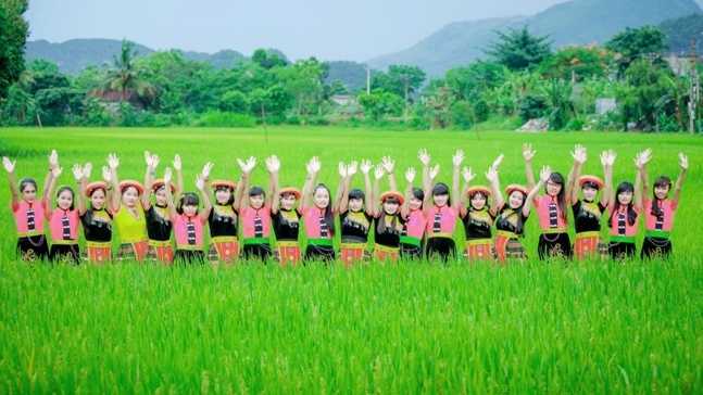 Bộ ảnh kỷ yếu trong trang phục dân tộc H’Mông khiến bạn trẻ thích thú