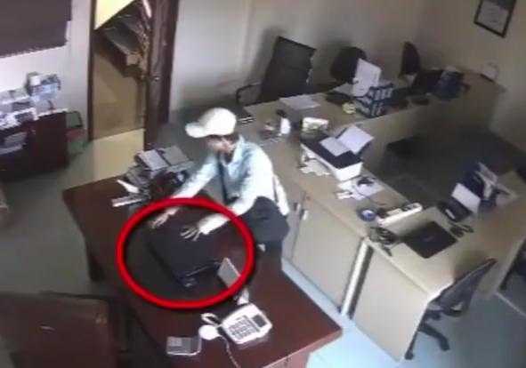 Clip: Trộm ung dung vào nhà ‘khoắng’ 2 laptop như chốn không người