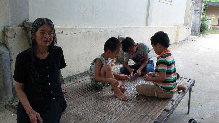 Nỗi buồn của hàng trăm đứa trẻ ở làng giàu nhất nước