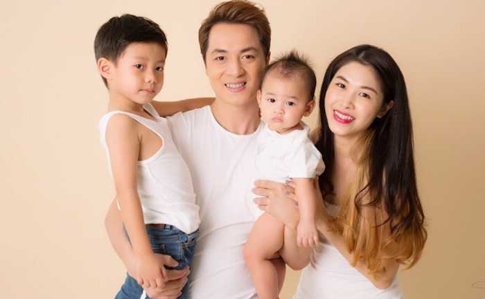 Ca sỹ Đăng Khôi lần đầu khoe con trai thứ hai