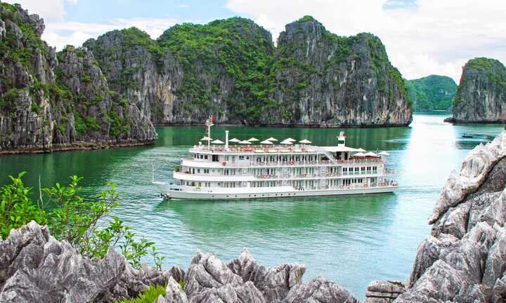 Đại gia thuê du thuyền mở dạ tiệc trên biển đêm