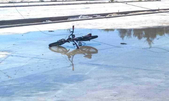 Đạp xe chơi công viên, cháu bé bị điện giật chết