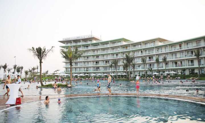 Vì sao lượng khách đổ về Sầm Sơn tăng đột biến?