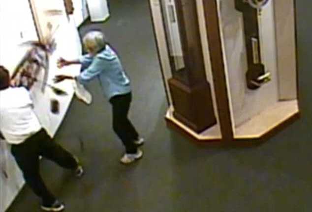 Clip: Du khách táy máy làm rơi vỡ đồng hồ cổ quý giá trong bảo tàng