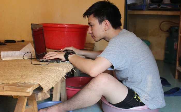 Nhiệt độ trên 40 độ C, sinh viên quay cuồng chống nóng