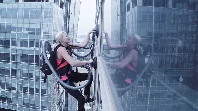 Clip: Cô gái xinh đẹp leo tòa nhà chọc trời 140m chỉ với… 2 máy hút bụi