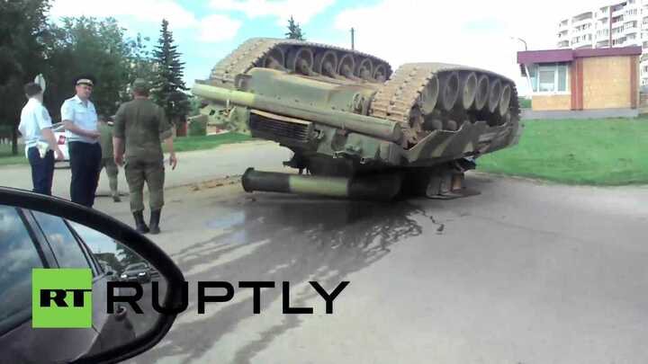 Clip: Tăng T-80U 'ngã chổng vó' lên trời sau tai nạn