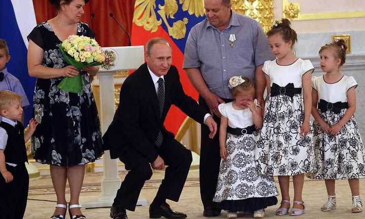 Clip: Tổng thống Putin bối rối, vụng về dỗ dành bé gái khóc nhè