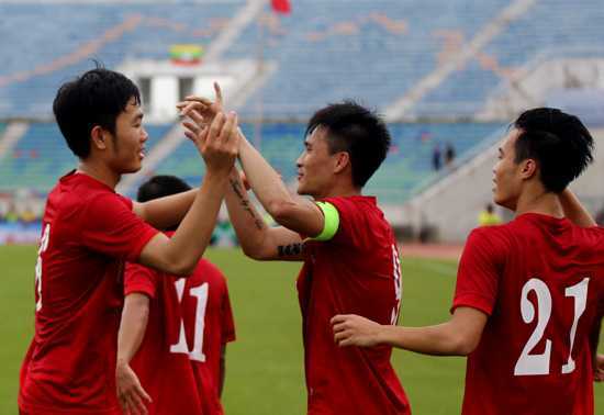 HLV Hữu Thắng khen Công Vinh, chê hàng thủ tuyển Việt Nam