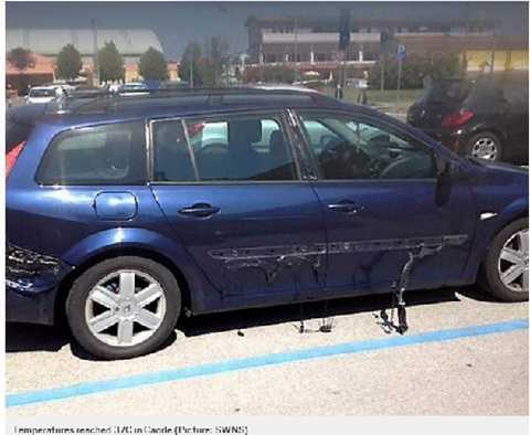 Xe ô tô chảy nhựa, méo mó dưới nắng như thiêu như đốt