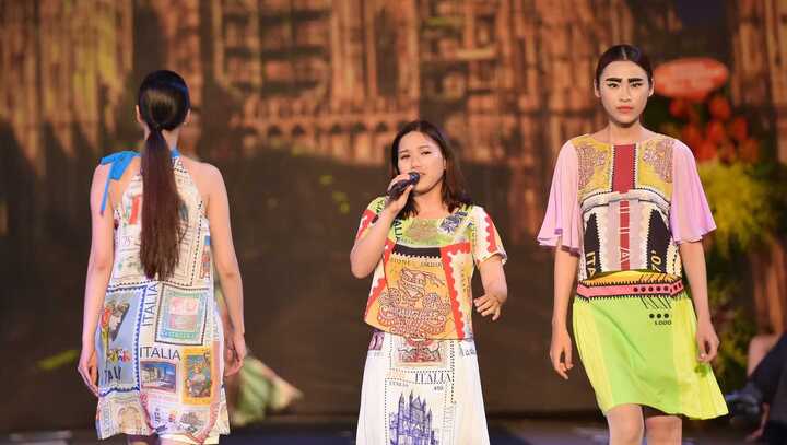 Thùy Chi khoe giọng hát trong veo trên sân khấu thời trang