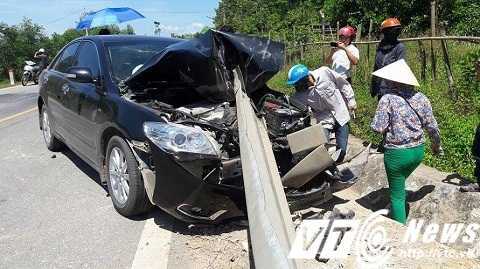 Xe Camry mất lái đâm người bay vèo xuống mương nước