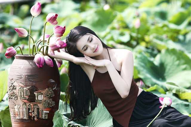 Hoa khôi Văn hóa Khánh Chi đằm thắm bên sen đầu mùa