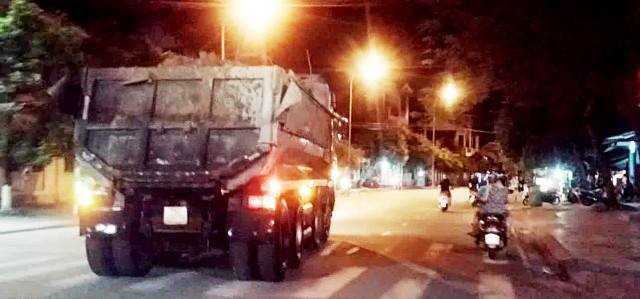 Xe chở đất ngang nhiên 'làm loạn' trên đường phố Huế