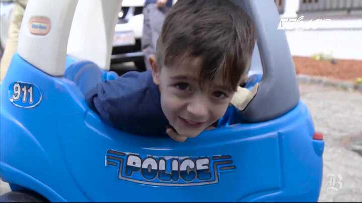 Bố vượt đèn đỏ, con trai 6 tuổi gọi điện báo cảnh sát