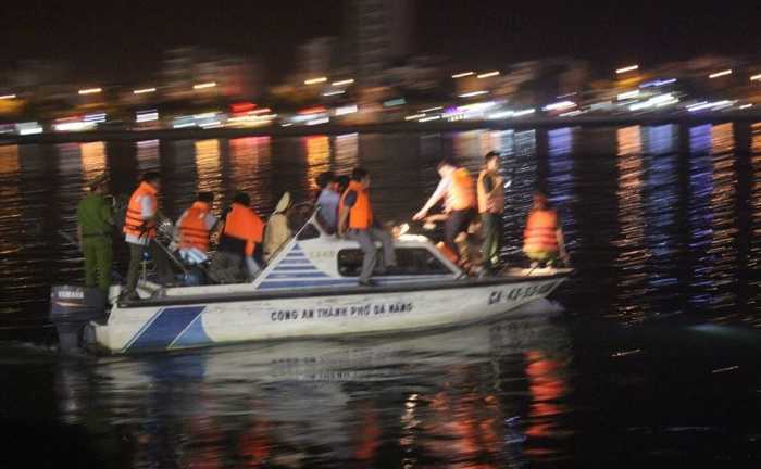 Clip: Cứu hộ tàu du lịch chở hơn 40 người lật úp trên sông Hàn