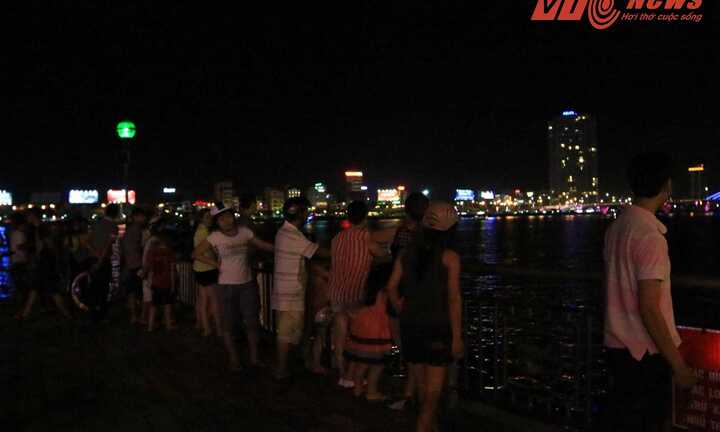 Thủ tướng yêu cầu làm rõ nguyên nhân tàu chìm trên sông Hàn