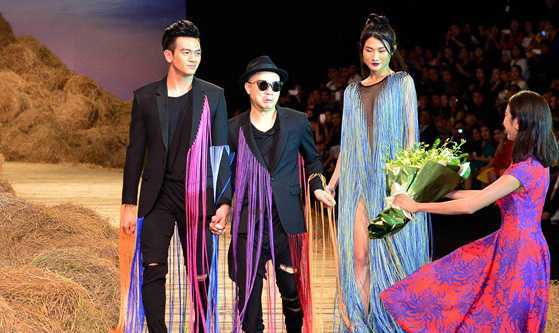 Thúy Vân bị từ chối khi tặng hoa Đỗ Mạnh Cường