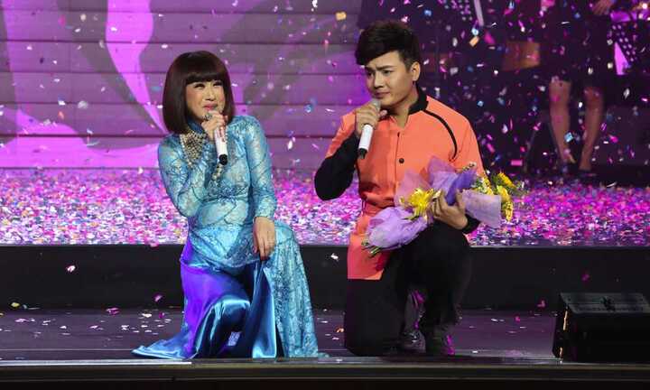 Danh ca Ý Lan xúc động quỳ gối cảm ơn khán giả