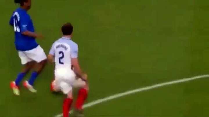 Clip: Cận cảnh pha 'xâu kim đôi' ma thuật của Ronaldinho