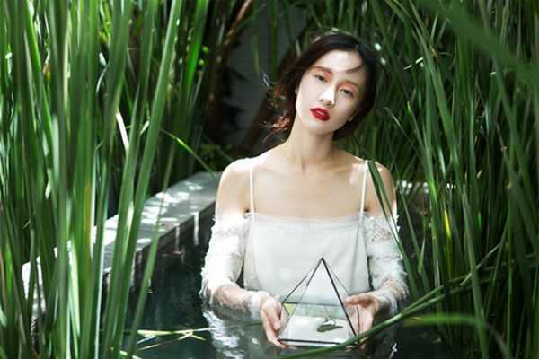 'Cô bé trà sữa' Việt diện váy trắng tinh khôi giữa đồng lúa non